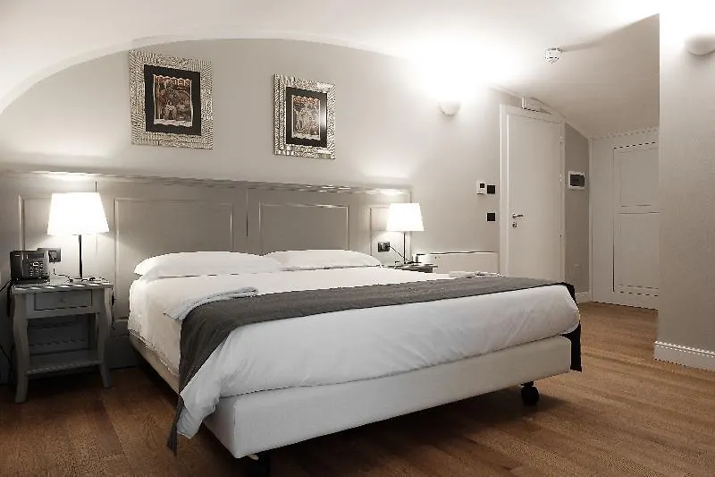 Hotel De Ville Janov 4*,